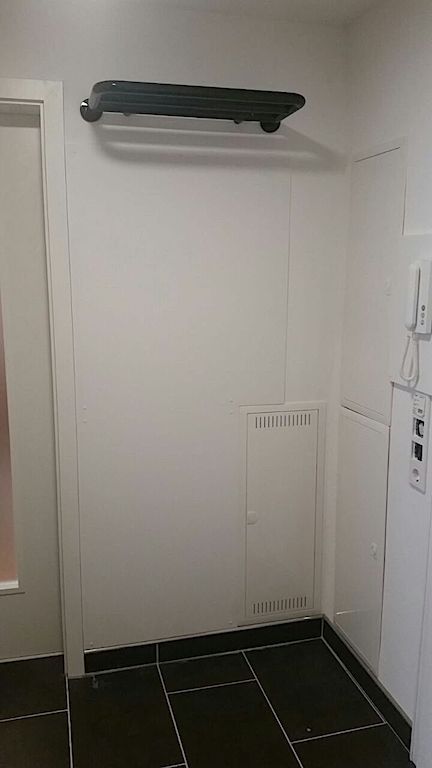 Einfach und funktionale Garderobe in Aristech Avonite® 6 mm Snowfall