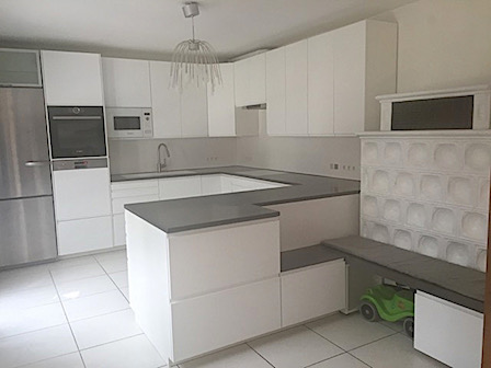 Puristisch moderne Küche, Farbe: 12 mm Medea / 9 mm LG Hi-macs® Alpine White