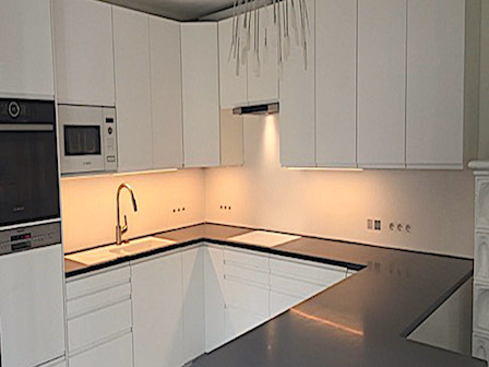 Puristisch moderne Küche, Farbe: 12 mm Medea / 9 mm LG Hi-macs® Alpine White