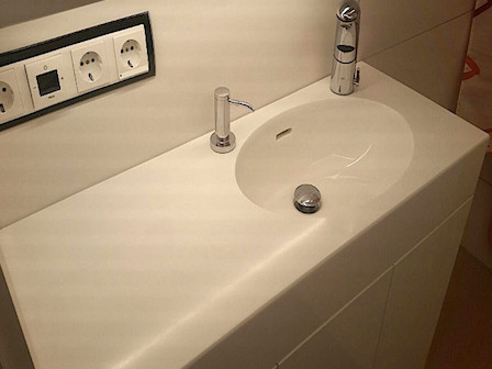 Waschtisch und Badezimmer in 19 mm Glacier White