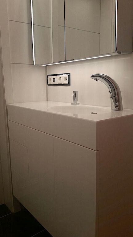 Waschtisch und Badezimmer in 9 mm Glacier White